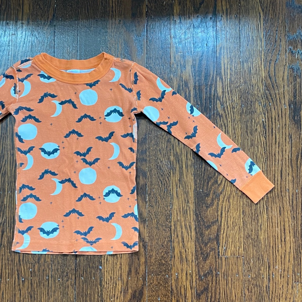 Hanna Andersson Orange Bat Print Organic Kids Pajamas - Picture 4 of 10